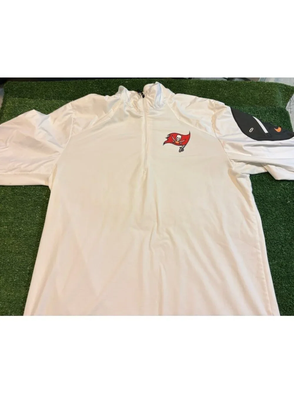 Tampa Bay Buccaneers 1/4 zip mens large white nike dri fit pullover long sleeve